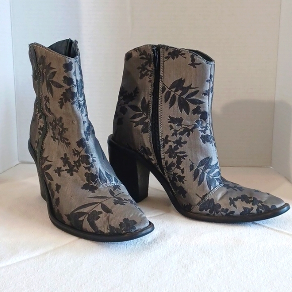 Free People, Barclay Gray Black Floral Brocade Ankle Boots Size 37 - Picture 1 of 8